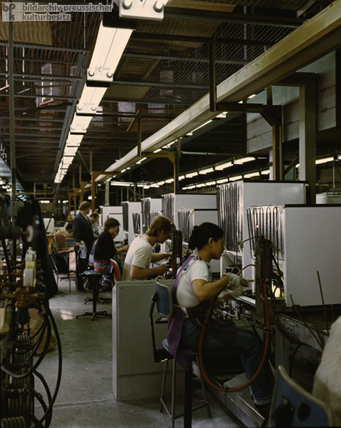 Montage von Kühlschränken im VEB DKK Scharfenstein, vietnamesische Gastarbeiter (1980)